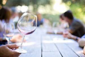 Pasos para quitar manchas de vino en la ropa